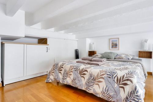 une chambre avec un lit dans une pièce blanche dans l'établissement Stunning 2BR Flat in the heart of Nice, à Nice