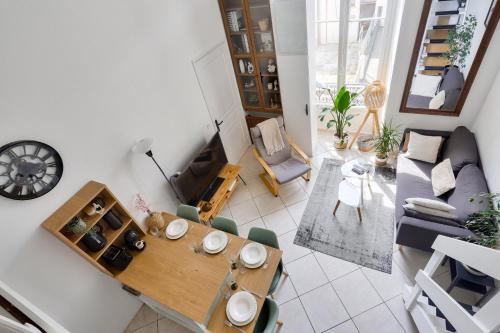 un salon avec une table et un canapé dans l'établissement Stunning 2BR Flat in the heart of Nice, à Nice
