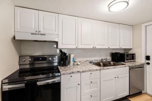 Una cocina o zona de cocina en Spacious Duplex Zephyrhills #2