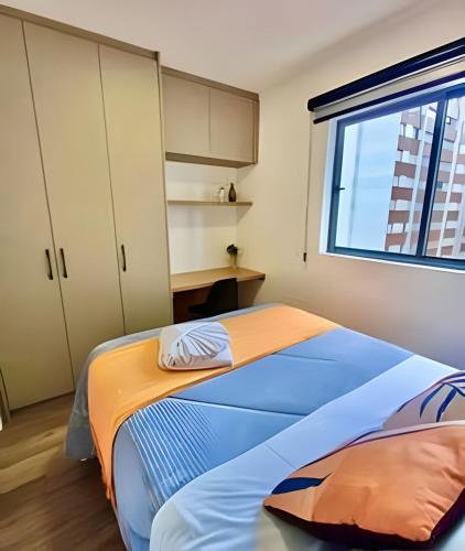 a bedroom with two beds and a window at Novinho, Lindo e Moderno C/ Ar Cond. in Curitiba