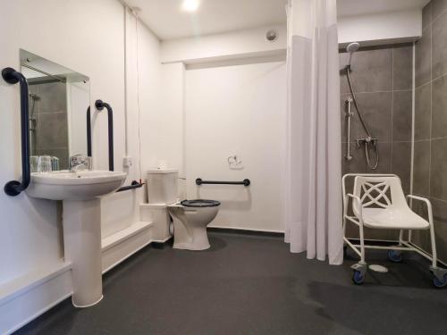 ニュートン・アボットにあるThe Babbling Brook Nook at Harcombe Houseの洗面台とトイレを備えた白いバスルーム