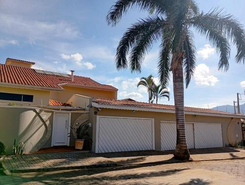 palma di fronte a casa con garage di Casa Região Privilegiada próx. ao Centro e Clube Campo. a Joanópolis