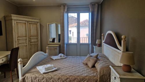 ein Schlafzimmer mit einem großen Bett und einem Fenster in der Unterkunft Giully's Rooms in Catania