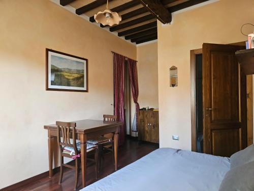 A bed or beds in a room at La Luna nel Borgo