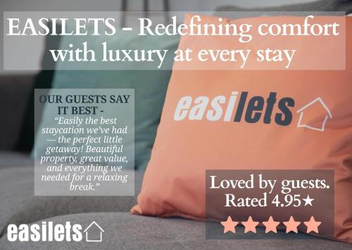 un coussin avec les mots châteaux réduisant le confort avec le luxe à chaque séjour dans l'établissement Nualas Lodge Private Hot Tub Escape, à Wilberfoss