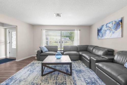 Χώρος καθιστικού στο Hudson retreat, 3 Bedroom Pool Home!