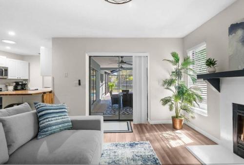 Χώρος καθιστικού στο Hudson retreat, 3 Bedroom Pool Home!