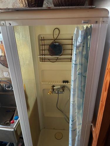 La salle de bains est pourvue d'une douche et d'un lavabo. dans l'établissement Cocon sur jardin, à Douarnenez