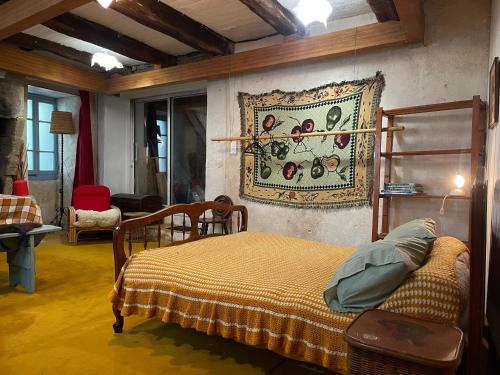 - une chambre avec un lit et une tapisserie sur le mur dans l'établissement Cocon sur jardin, à Douarnenez