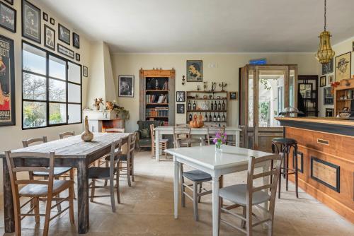 a dining room with a table and chairs at L'aia di San Giorgio in Ortelle