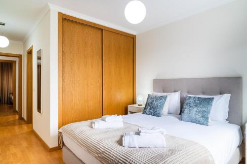 a bedroom with two towels on a bed at GuestReady - Duplex paradise in Caniço in Caniço