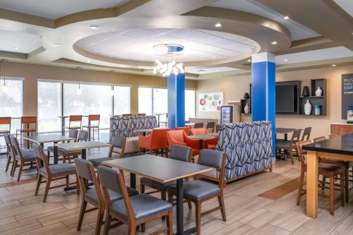 a dining room with tables and chairs in a restaurant at Holiday Inn Express & Suites Lakeland South by IHG in Lakeland