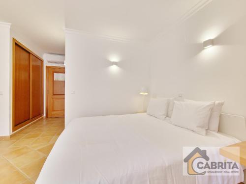 a bedroom with a large white bed with white pillows at Casa Margaret by YHA in Cabanas de Tavira