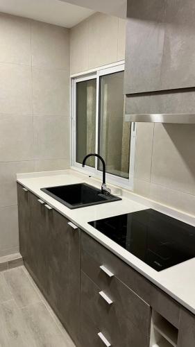 a kitchen with a sink and a window at Habitación central Viña Centro, barrio Poniente in Viña del Mar