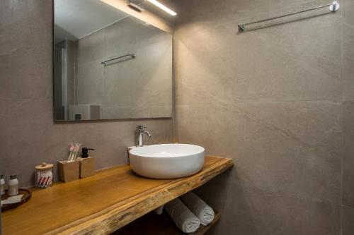 une salle de bain avec un lavabo et un miroir dans l'établissement Nouvelle15 Cozy House with Private Pool, à Koskinou