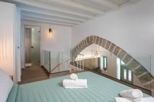 - une chambre avec un grand lit et une chaise dans l'établissement Nouvelle15 Cozy House with Private Pool, à Koskinou