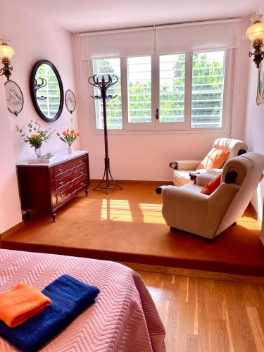 a living room with a couch and a chair at MASIA EN COSTA DORADA y CLIMATIZADA in Reus