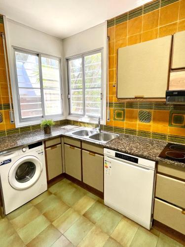a kitchen with a sink and a washing machine at MASIA EN COSTA DORADA y CLIMATIZADA in Reus