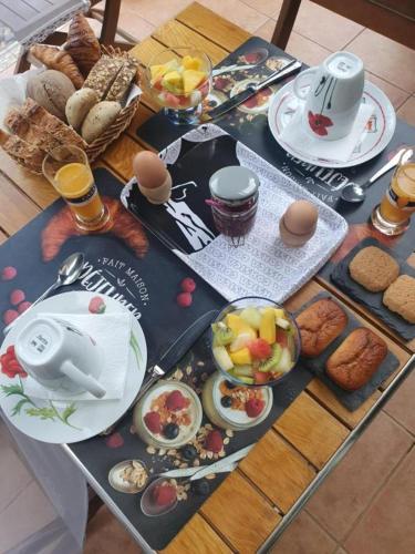 une table avec de la nourriture et des œufs en haut dans l'établissement chambre 5 mn des plages !, à Patrimonio