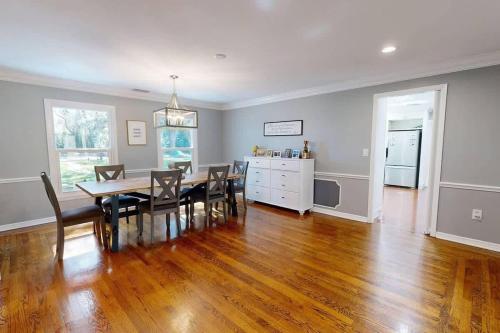 Χώρος καθιστικού στο Events & Weddings Welcome! Lake View Pool Home