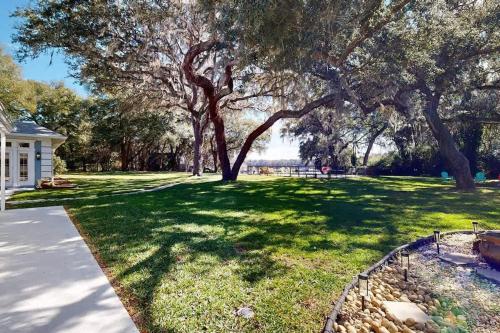 Κήπος έξω από το Events & Weddings Welcome! Lake View Pool Home