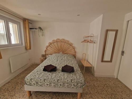 une chambre avec un lit avec deux oreillers dessus dans l'établissement Cozy & modern renovated studio in the heart of L'Écusson, à Montpellier