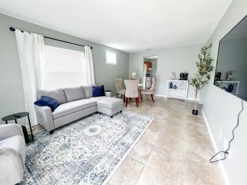 Posezení v ubytování Cozy 2 Bedroom home, Dade City!