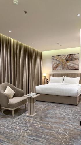 Postel nebo postele na pokoji v ubytování الإقامة الذهبية للشقق المخدومة Golden Residence Hotel