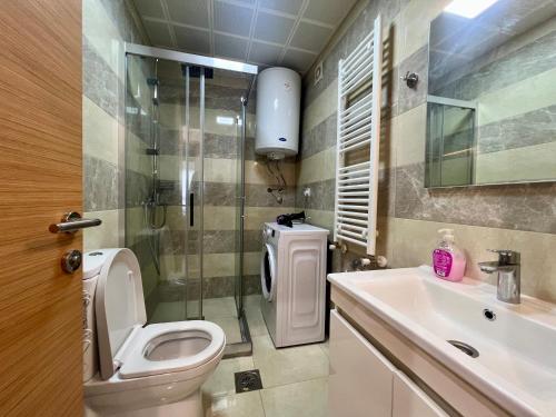 Ένα μπάνιο στο LUSH Central Penthouses - Eluxory Apts