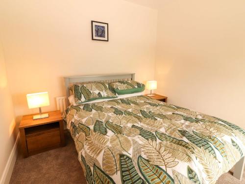 a bedroom with a bed and two lamps on tables at O'Connell's&nbspLodge in Portmagee