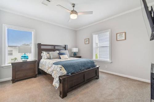 a bedroom with a bed and a ceiling fan at 2 Bed Cozy Home, Dade City, Pickle Ball and Pool in Dade City