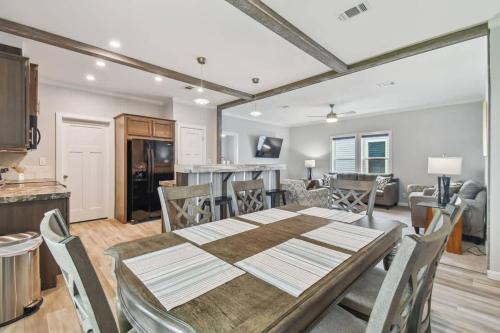 a dining room and kitchen with a table and chairs at 2 Bed Cozy Home, Dade City, Pickle Ball and Pool in Dade City