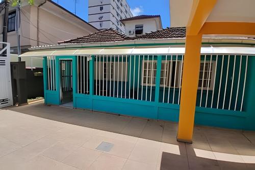 a blue and white house with a gate at Estilo e Conforto no Gonzaga – Uma Joia em Santos! in Santos