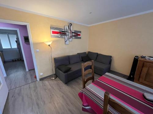 un salon avec un canapé et une table dans l'établissement appartement T3 six fours les plages parking privé plage 600M, à Six-Fours-les-Plages