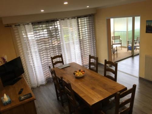 une table de salle à manger avec un bol de fruits dessus dans l'établissement appartement T3 six fours les plages parking privé plage 600M, à Six-Fours-les-Plages