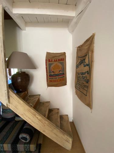 a shelf in a room with a lamp and a bag at Le nid d'Eugénie in Blaudeix