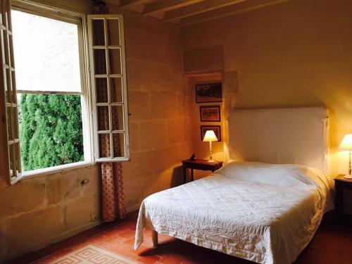 une chambre avec un lit et une grande fenêtre dans l'établissement MAS for Camargue lovers, à Arles