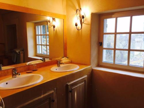 une salle de bain avec deux lavabos et un grand miroir dans l'établissement MAS for Camargue lovers, à Arles