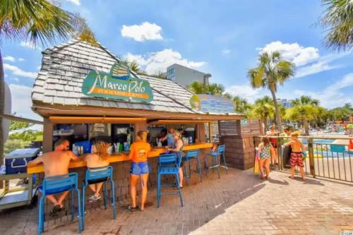 Ein Restaurant oder anderes Speiselokal in der Unterkunft Renovated Oceanview Caravelle MB 