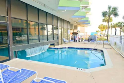 Der Swimmingpool an oder in der Nähe von Renovated Oceanview Caravelle MB