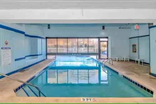 Der Swimmingpool an oder in der Nähe von Renovated Oceanview Caravelle MB