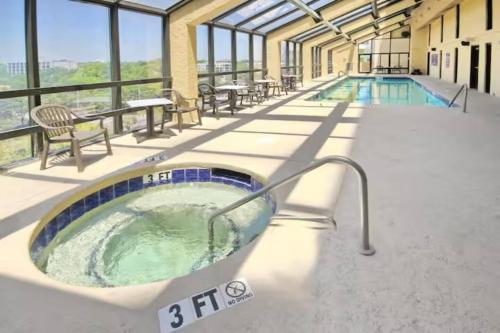 Der Swimmingpool an oder in der Nähe von Renovated Oceanview Caravelle MB