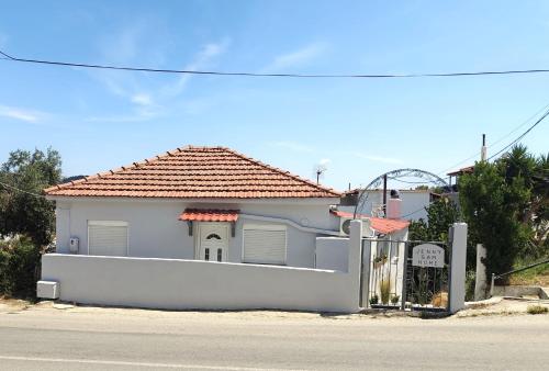 Jenny Sam renovated house for 5 near center and be