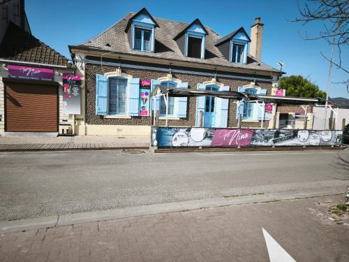 une maison avec graffiti sur le côté de la rue dans l'établissement Villa les écluses, au Crotoy