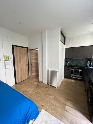 une chambre avec un lit et une cuisine dans l'établissement Stylish and cozy apartment in central Nice, à Nice