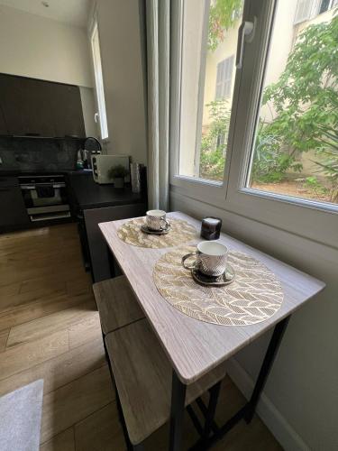 - une table dans une cuisine avec deux tasses dans l'établissement Stylish and cozy apartment in central Nice, à Nice