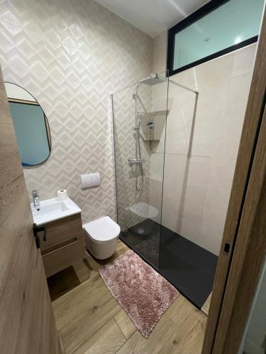 une salle de bain avec une douche, des toilettes et un lavabo dans l'établissement Stylish and cozy apartment in central Nice, à Nice