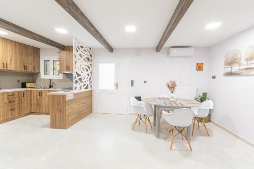 Кухня или мини-кухня в Socrates Terraced House
