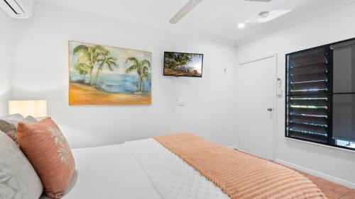 Ένα ή περισσότερα κρεβάτια σε δωμάτιο στο Poolside Palms Villa