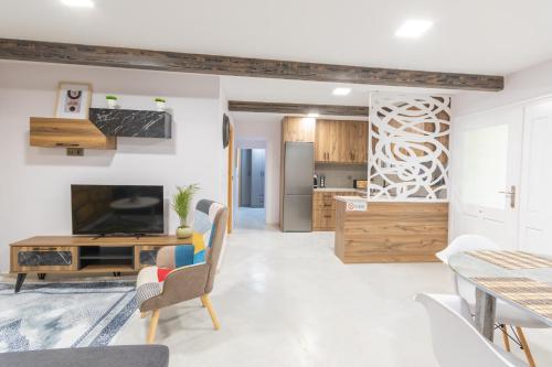 Кухня или мини-кухня в Socrates Terraced House

